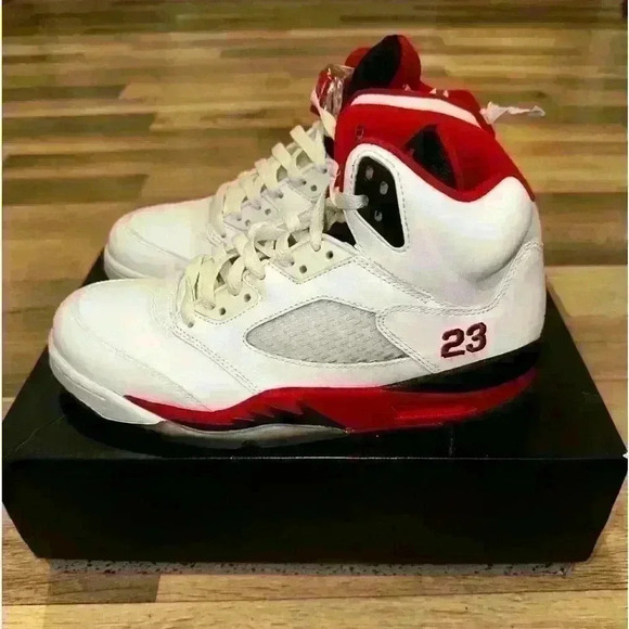 Air Jordan 5's retro size 8 white black and red - Picture 4 of 6